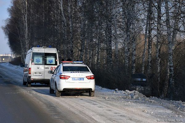 «Лежит на боку»: маршрутный автобус перевернулся на Вторчермете