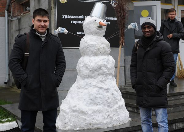 Студенты горного слепили усатого снеговика