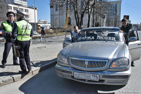 Фоторепортаж недели: для чего  реактивный самолет приземлился в Бисерти, а по Екатеринбургу курсирует «баржа любви»