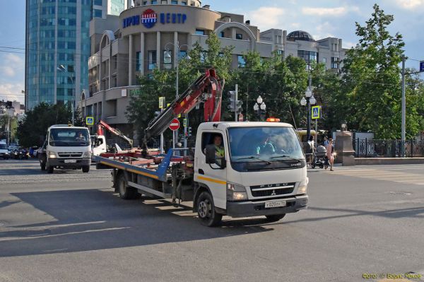 Еще с пяти улиц Екатеринбурга будут эвакуировать припаркованные автомобили