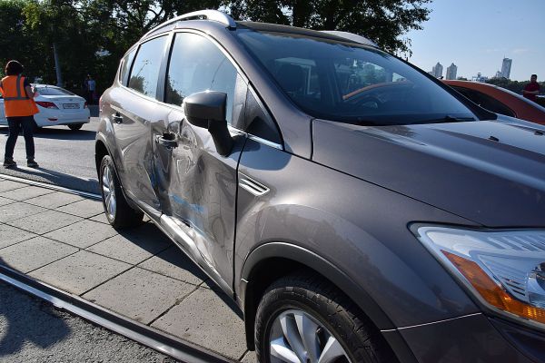Екатеринбурженке  выплатят более 750 тысяч рублей за разбитый в яме автомобиль