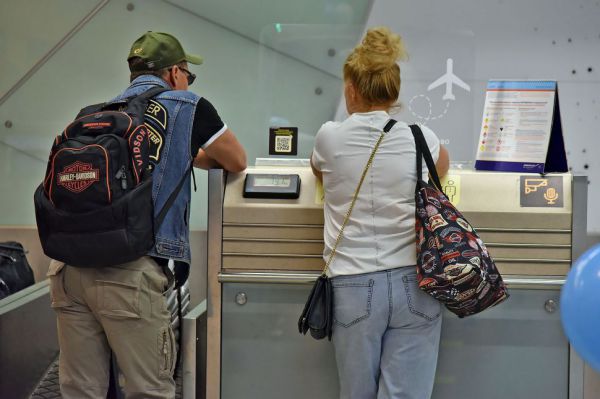 Екатеринбуржцы не смогли улететь в Дубай из-за бракованных загранпаспортов