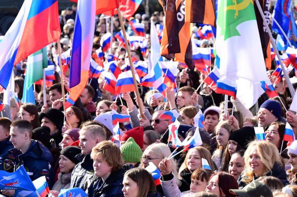 Тысячи уральцев поприветствовали десятилетие крымской весны в ходе митинга-концерта