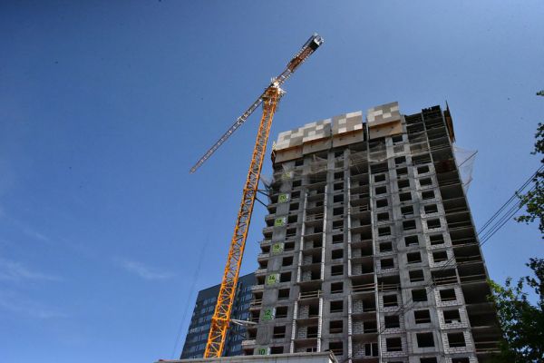 На стройплощадке в Екатеринбурге у рабочих выявили коронавирус. Стройку остановили