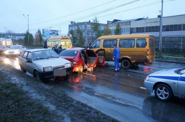 В Нижнем Тагиле в аварии с участием пяти машин погиб 23-летний мужчина