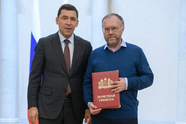 За качество и оперативность: Евгений Куйвашев наградил журналиста «Уральского рабочего»