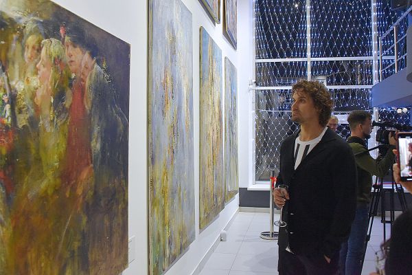 Живой классик: в «СТЕНАХ» выставили работы художника, рисующего удивительно реалистические картины