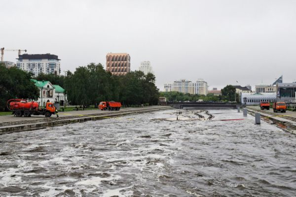 В Екатеринбурге закрепили гружеными спецмашинами фонтан у плотины, чтобы конструкцию не снесло половодьем