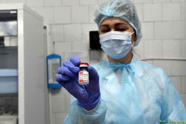 Создатели вакцины «Спутник V» заявили, что ее не нужно адаптировать под «омикрон»