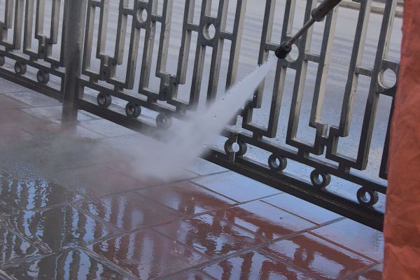 Из-за жары в Екатеринбурге службы поливают дороги