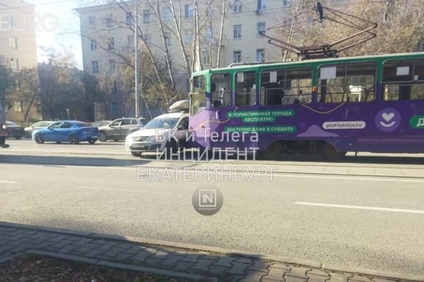 На Луначарского из-за ДТП встали трамваи