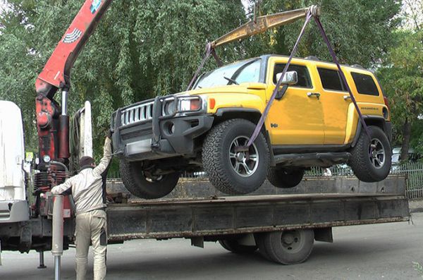 Перекрасили Hummer, чтобы спрятать его от приставов