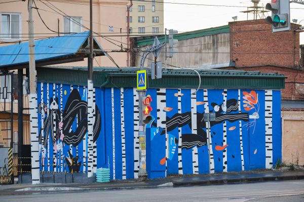 Екатеринбурженка нарисовала на технической будке «парня с района» среди берез