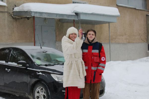 Ключи от двухкомнатной квартиры вручены молодой семье медиков в Североуральске