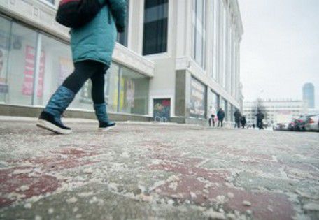 В Екатеринбурге с гололедом борются и ночью