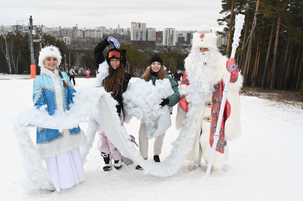 Дед Мороз с самой длинной бородой спустился с уральской горы