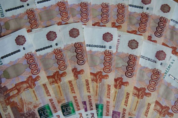Эксперты назвали число свердловчан с зарплатой более миллиона рублей в месяц