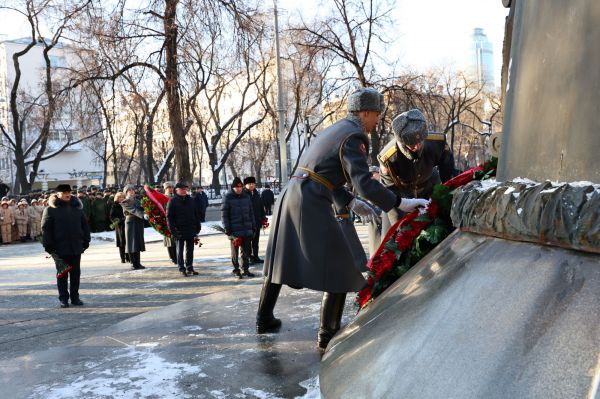 Евгений Куйвашев возложил цветы к памятнику Георгию Жукову в честь Дня защитника Отечества