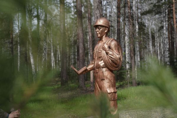 В Верхней Пышме установили памятник связисту