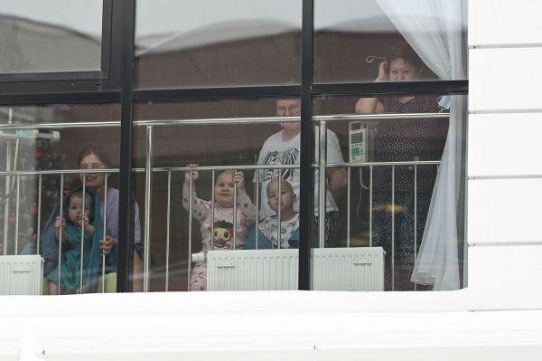 День, укравший у болезни время. Как волонтеры поздравляли детей в Центрн онкологии и гематологии