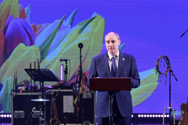 Губернатор Денис Паслер поздравил свердловчанок с Международным женским днем