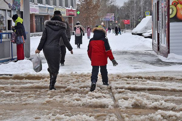Мэрия Сысерти выплатит поскользнувшемуся на тротуаре ребенку более 45 тысяч рублей