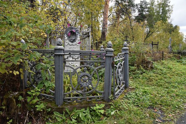Сотрудника морга, который публиковал в соцсетях фото трупов и гробов, найти не удалось