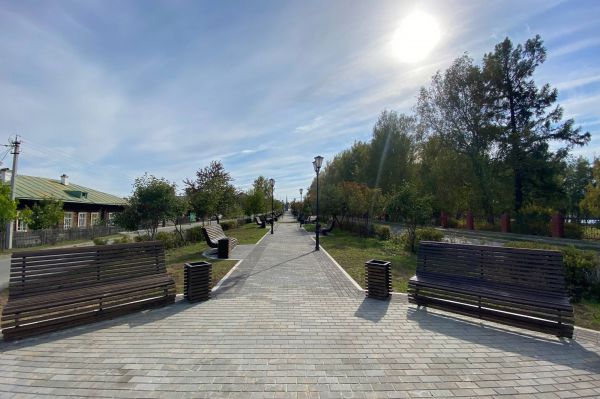 В поселке Висим после ремонта открыли Аллею Славы