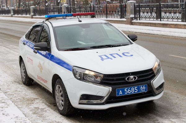 В Екатеринбурге женщина врезалась в торговый центр на Амундсена